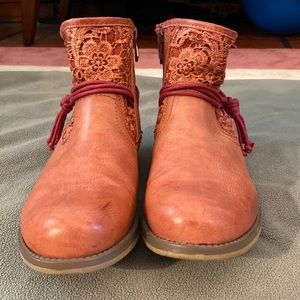 Rieker size 40/9 rosy pink ankle boot with lace detail and zipper